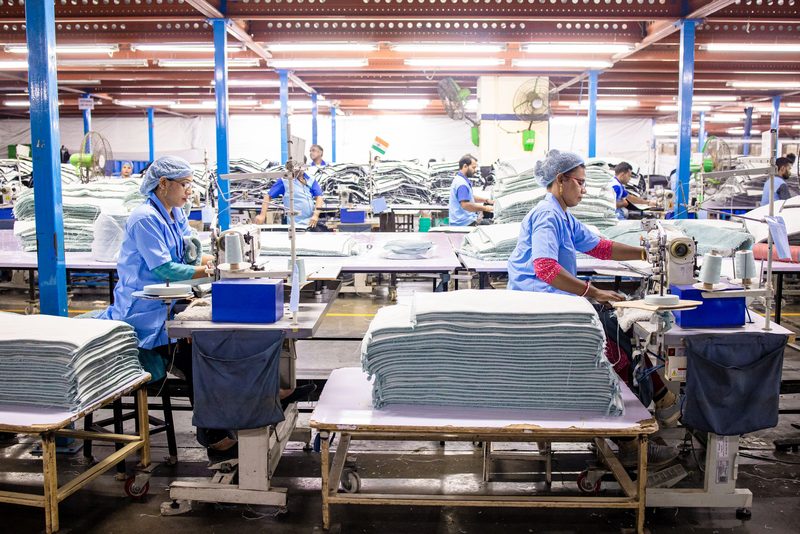Halle von APOOL WERKE mit vielen Arbeitsplätzen